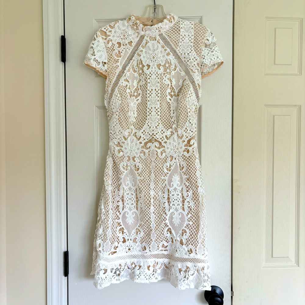 Chic Backless Lace Dress in Cream